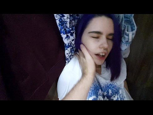 ❤️ Aimsíodh mo SIS sa closet agus chabhraigh sí cum Porn linn ❌️
